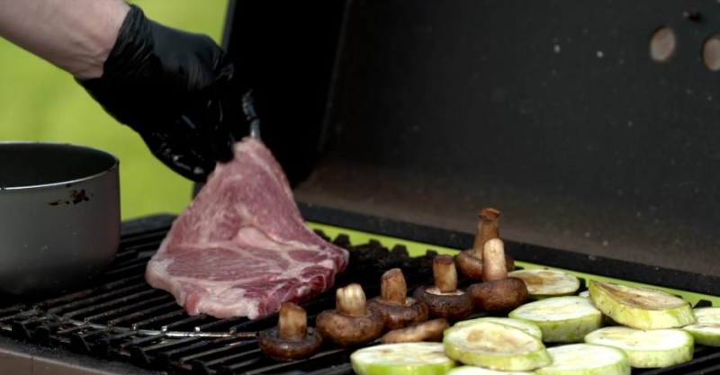 Стейк рибай с перечным соусом и салат с картофелем