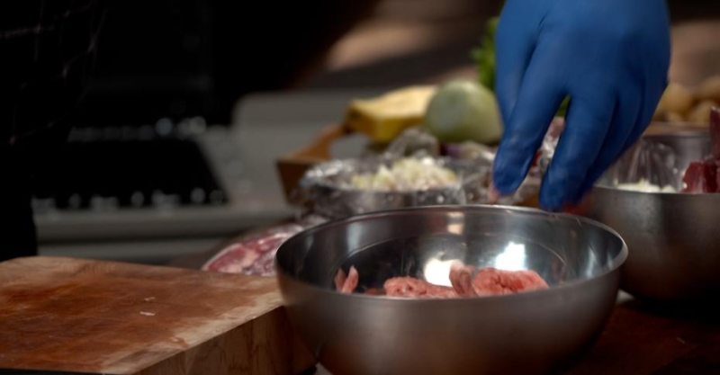 Бургеры с манго, оджахури и баранина с наршарабом