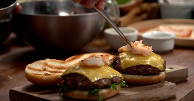 Бургер и «бабочка» из форели