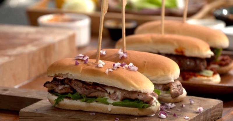 Лонгеры с кебабом и свиной «змейкой»