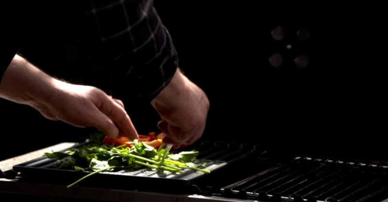 Бургер и «бабочка» из форели