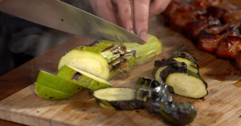 Глазированные медальоны и салат