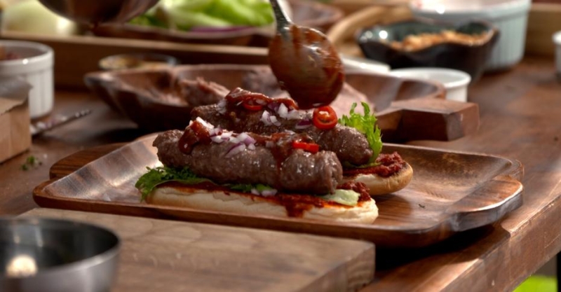 Лонгеры с кебабом и свиной «змейкой»