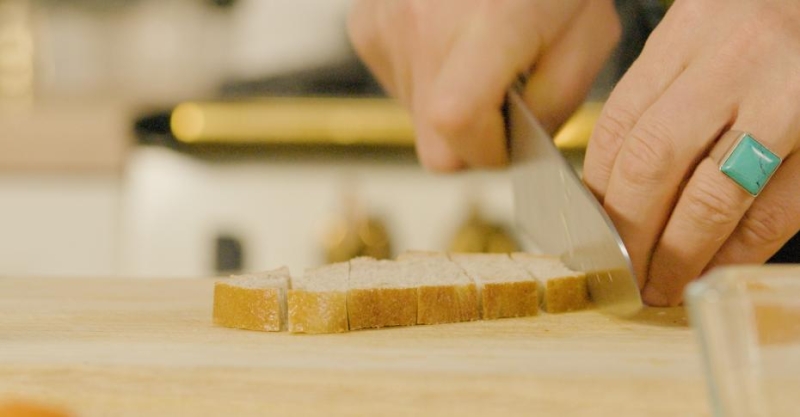 Гренки с сырным соусом