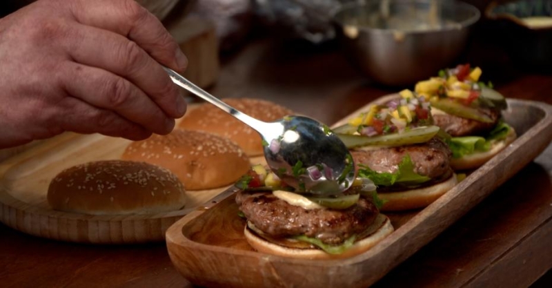 Бургеры с манго, оджахури и баранина с наршарабом