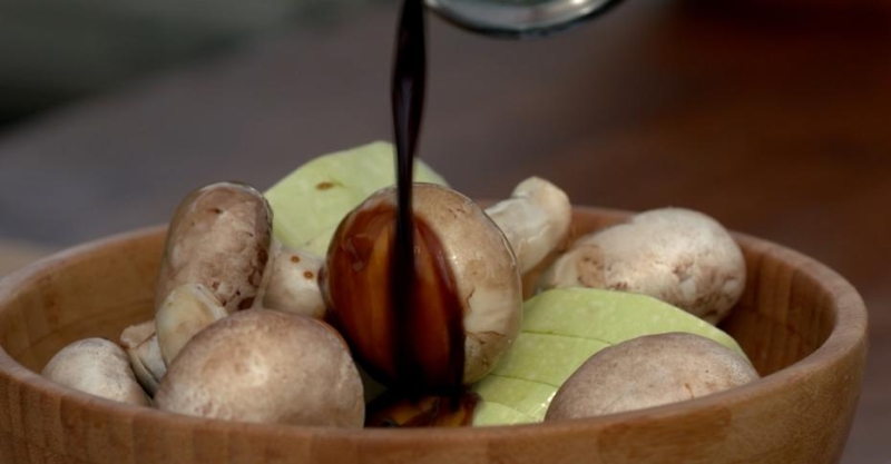 Стейк рибай с перечным соусом и салат с картофелем