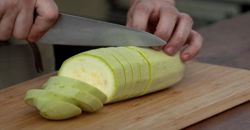 Стейк рибай с перечным соусом и салат с картофелем