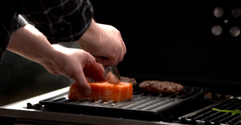 Бургер и «бабочка» из форели