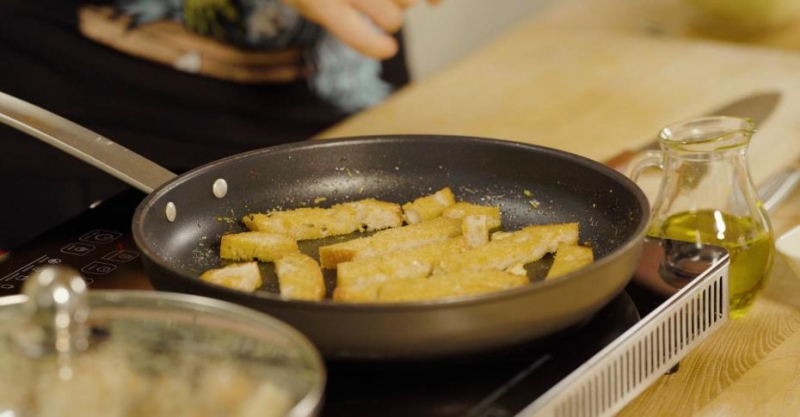 Гренки с сырным соусом