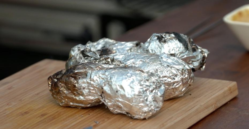 Стейк рибай с перечным соусом и салат с картофелем