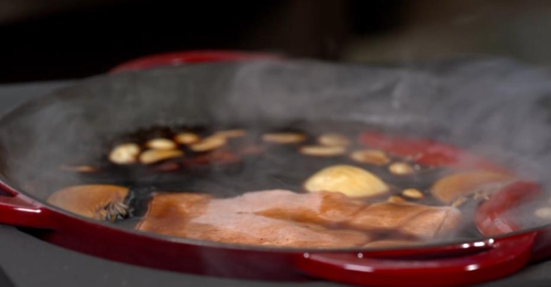 Свиная грудинка в азиатском стиле и закуска из лаваша