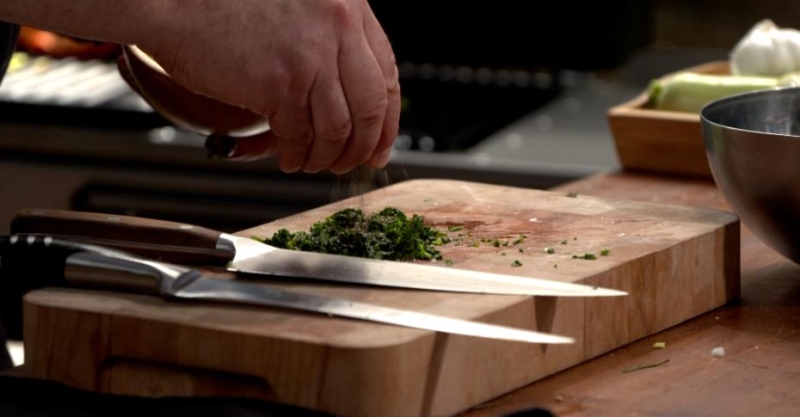 Бургер и «бабочка» из форели