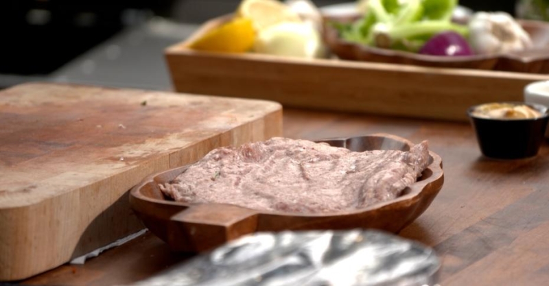 Лонгеры с кебабом и свиной «змейкой»