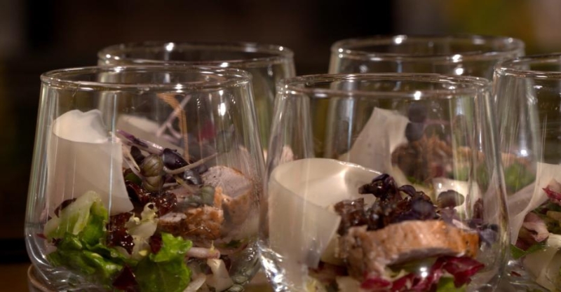 Телятина на салатных листьях