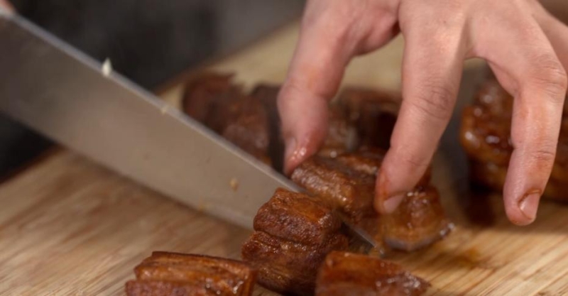 Свиная грудинка в азиатском стиле и закуска из лаваша