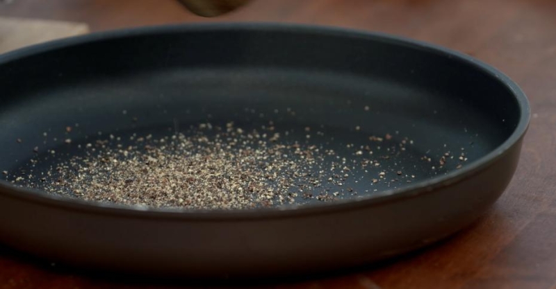 Стейк рибай с перечным соусом и салат с картофелем