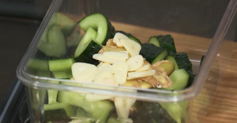 Салат с баклажанами и битыми огурцами