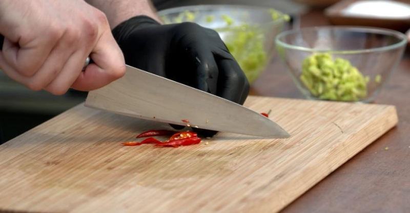 Стейк-сэндвич с «подушкой» из гуакамоле и салат