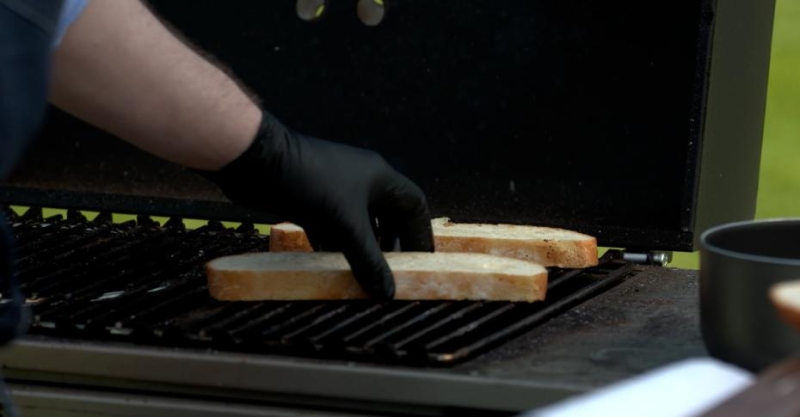 Стейк-сэндвич с «подушкой» из гуакамоле и салат