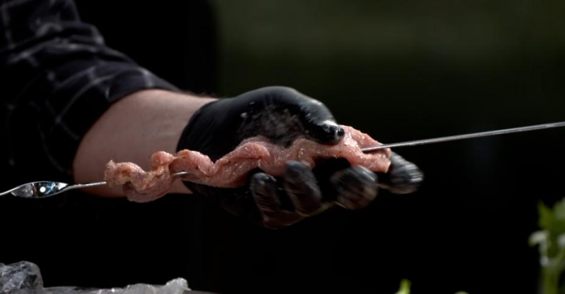 Лонгеры с кебабом и свиной «змейкой»