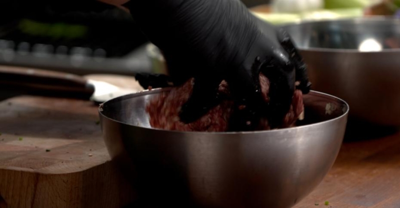 Бургер и «бабочка» из форели