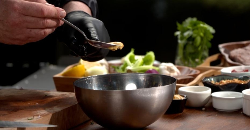 Лонгеры с кебабом и свиной «змейкой»