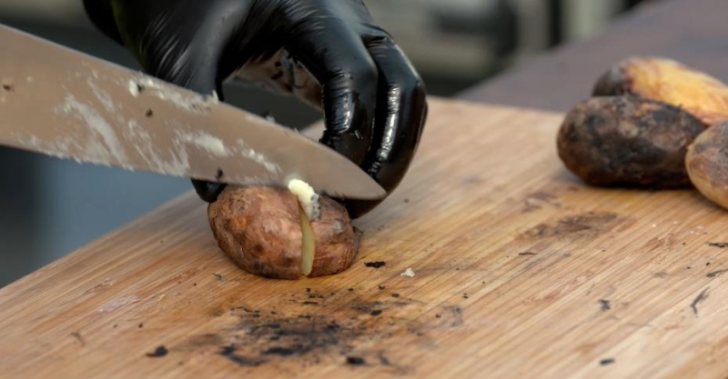 Стейк рибай с перечным соусом и салат с картофелем