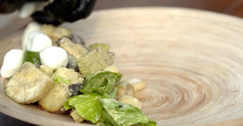 Стейк рибай с перечным соусом и салат с картофелем