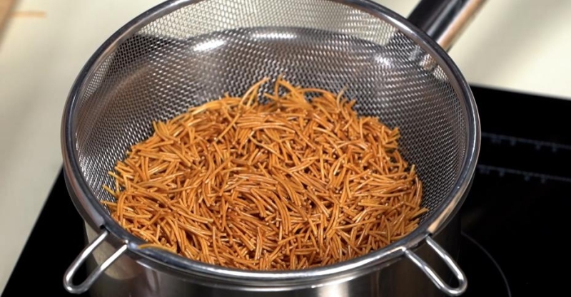 Салат с жареной вермишелью