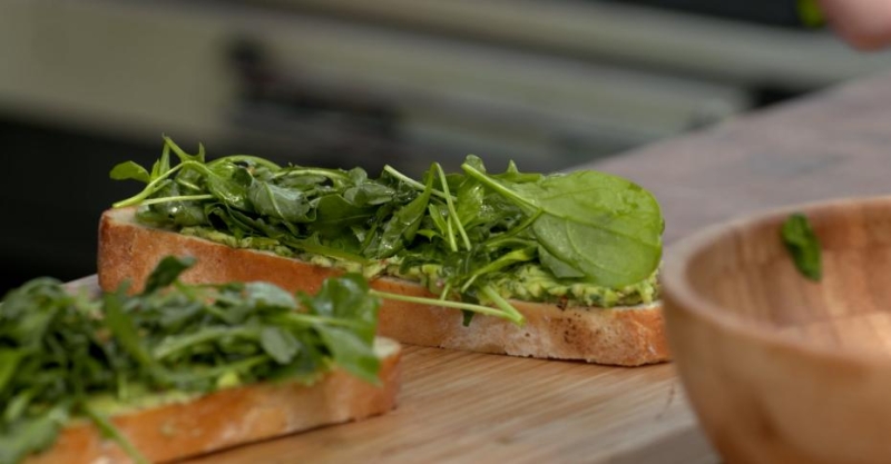 Стейк-сэндвич с «подушкой» из гуакамоле и салат