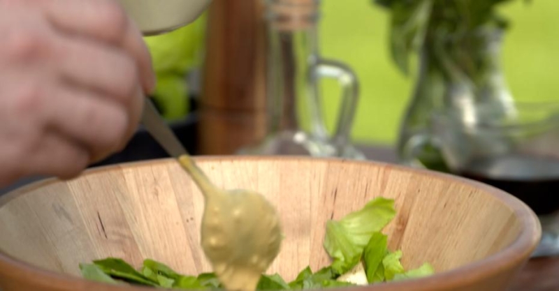 Стейк рибай с перечным соусом и салат с картофелем