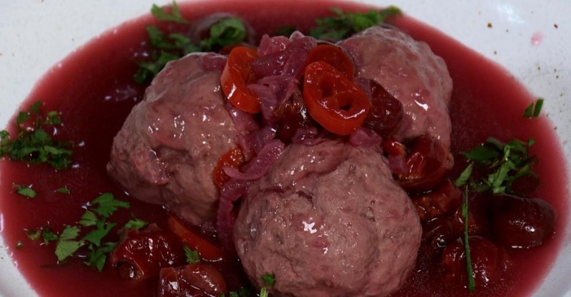 Кюфта в вишнёвом соусе