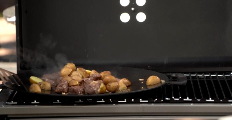 Бургеры с манго, оджахури и баранина с наршарабом