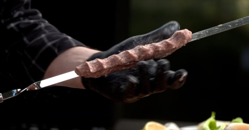 Лонгеры с кебабом и свиной «змейкой»