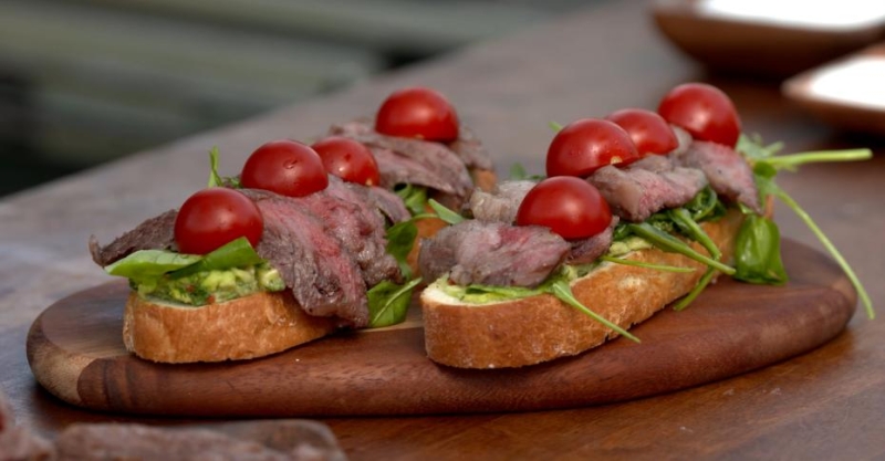 Стейк-сэндвич с «подушкой» из гуакамоле и салат