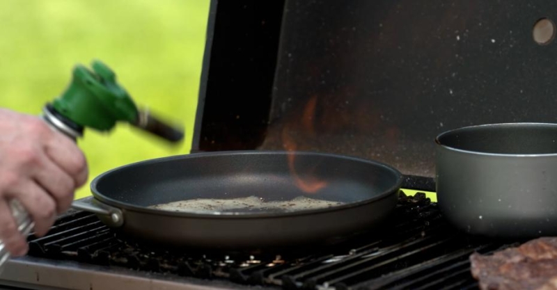 Стейк рибай с перечным соусом и салат с картофелем