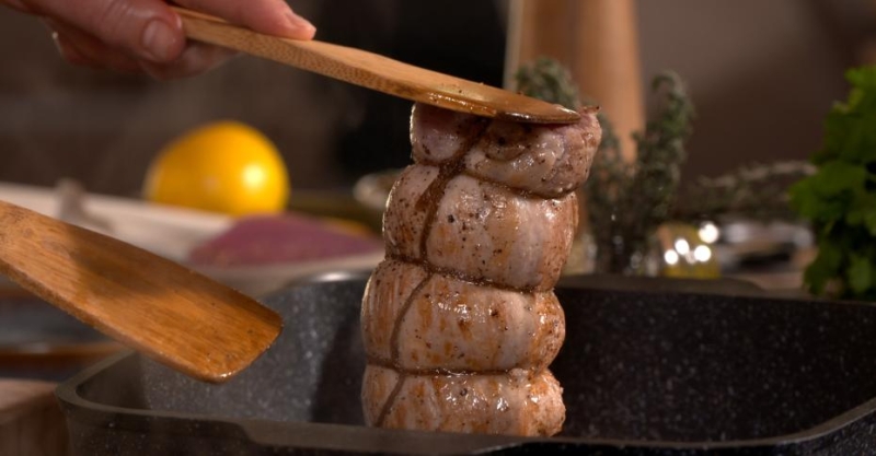 Телятина на салатных листьях