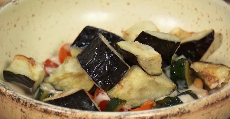 Салат с баклажанами и битыми огурцами