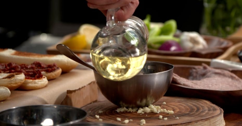 Лонгеры с кебабом и свиной «змейкой»