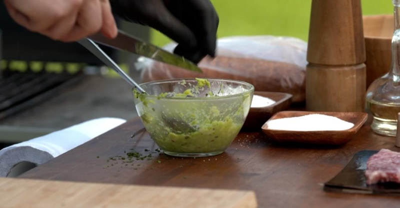 Стейк-сэндвич с «подушкой» из гуакамоле и салат