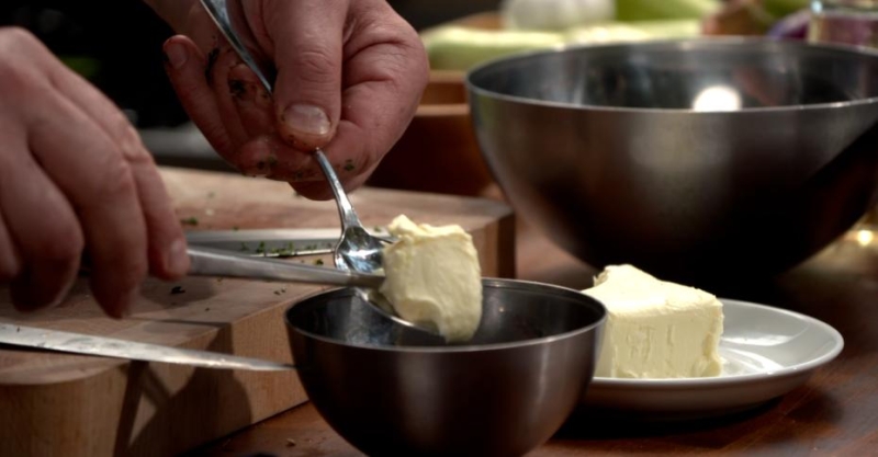 Бургер и «бабочка» из форели