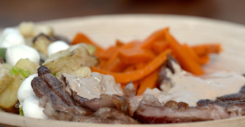 Стейк рибай с перечным соусом и салат с картофелем