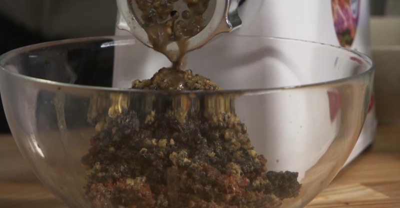 Лосось с соусом из оливок