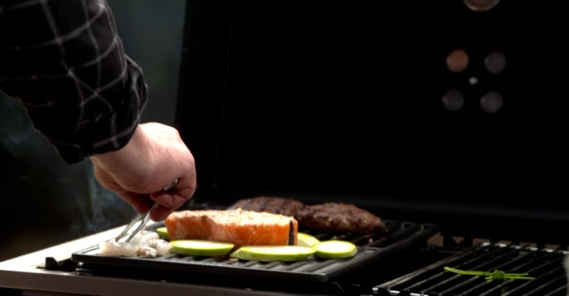 Бургер и «бабочка» из форели