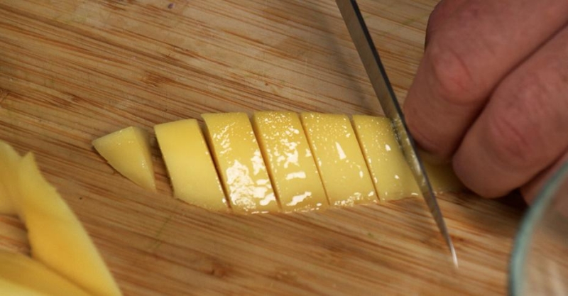 Салат с манго и креветками