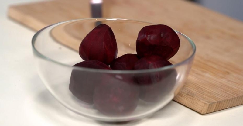 Форель, маринованная со свекольным соком