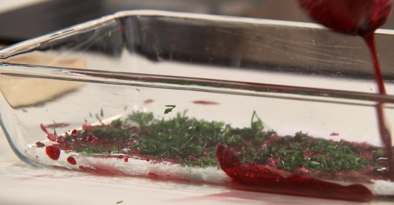 Форель, маринованная со свекольным соком