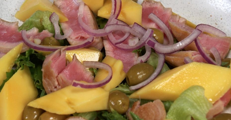 Салат с манго и тунцом