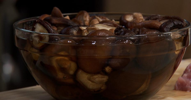 Жаркое из свинины с картофелем и грибами шиитаке