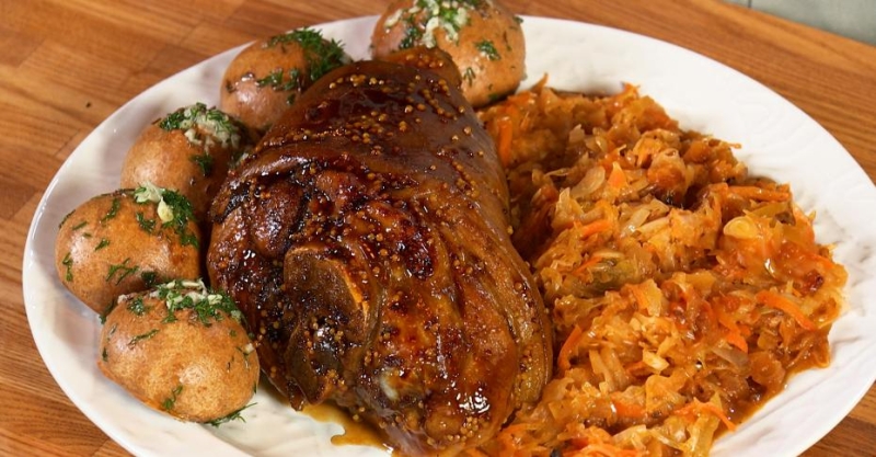 Свиная рулька в глазури с тушёной капустой